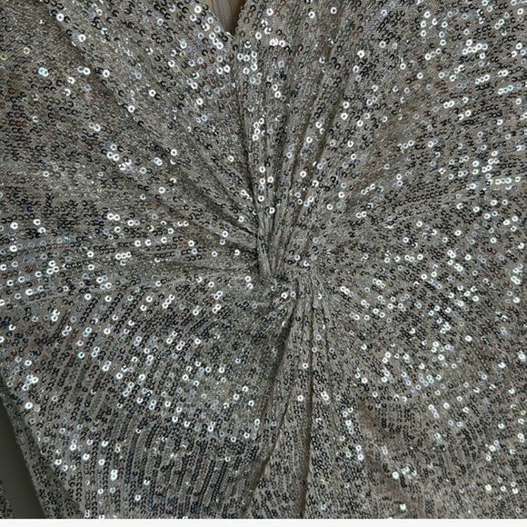 Ienna For Mac Duggal long-sleeved silver sequined dress, size 6 - Picture 7 of 11